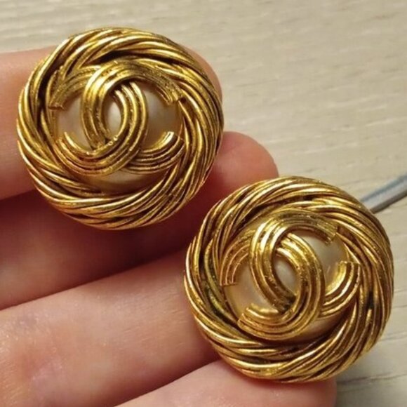 Chanel Vintage Interlocking CC Faux-Pearl Gold Clip On Earrings - Picture 3 of 17